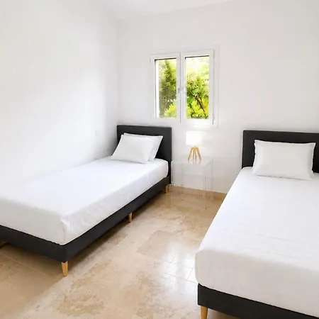 Βίλα Contemporary With Southern Charm And Pool